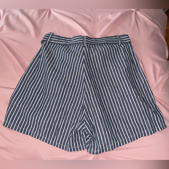 Striped Print Belted Shorts - Picture 3 of 3